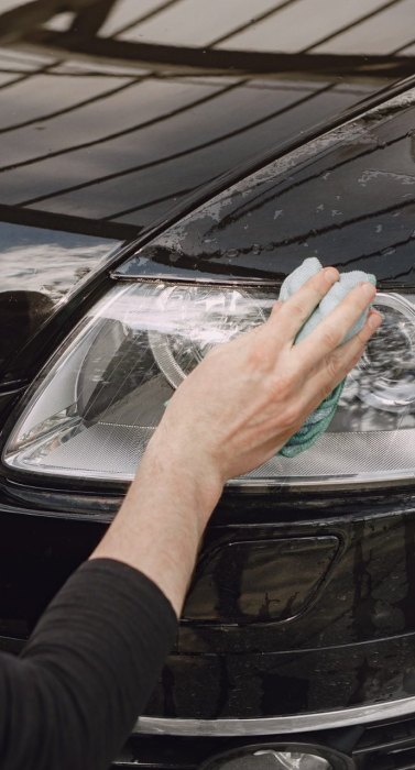 man-gray-sweater-wipes-car-car-wash (1)_optimized