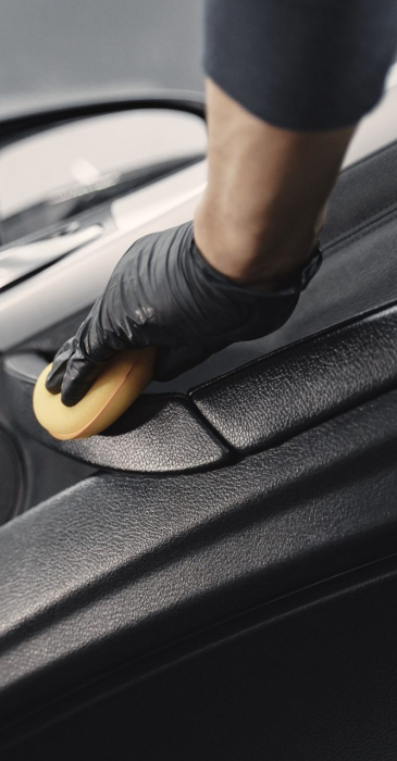 man-polish-salon-car-garage (2)