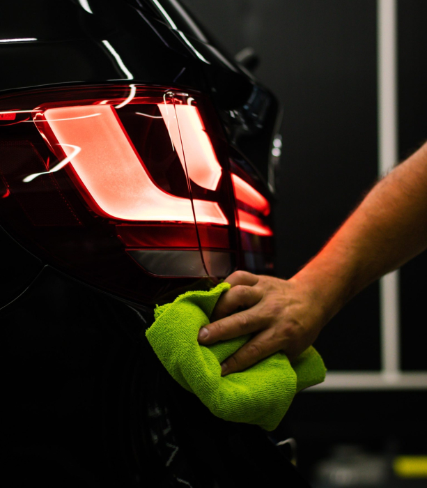 selective-focus-shot-man-cleaning-car-s-back-headlight-with-microfiber-cloth (1)